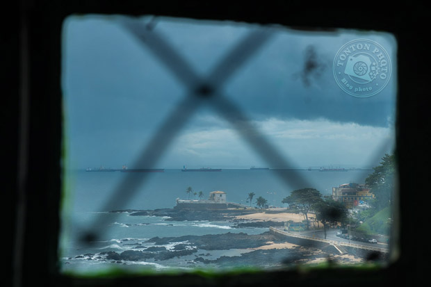 Vue sur le fort Santa Maria depuis le célèbre phare de Barra (Farrol da Barra), plus vieux phare du continent américain ! Baia de Todos Os Santos, Salvador de Bahia, Brésil © Clément Racineux / Tonton Photo