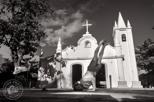 Matthieu en pleine acrobatie de capoeira devant l'église de la Praça São Francisco, Praia Do Forte, Bahia, Brésil © Clément Racineux / Tonton Photo