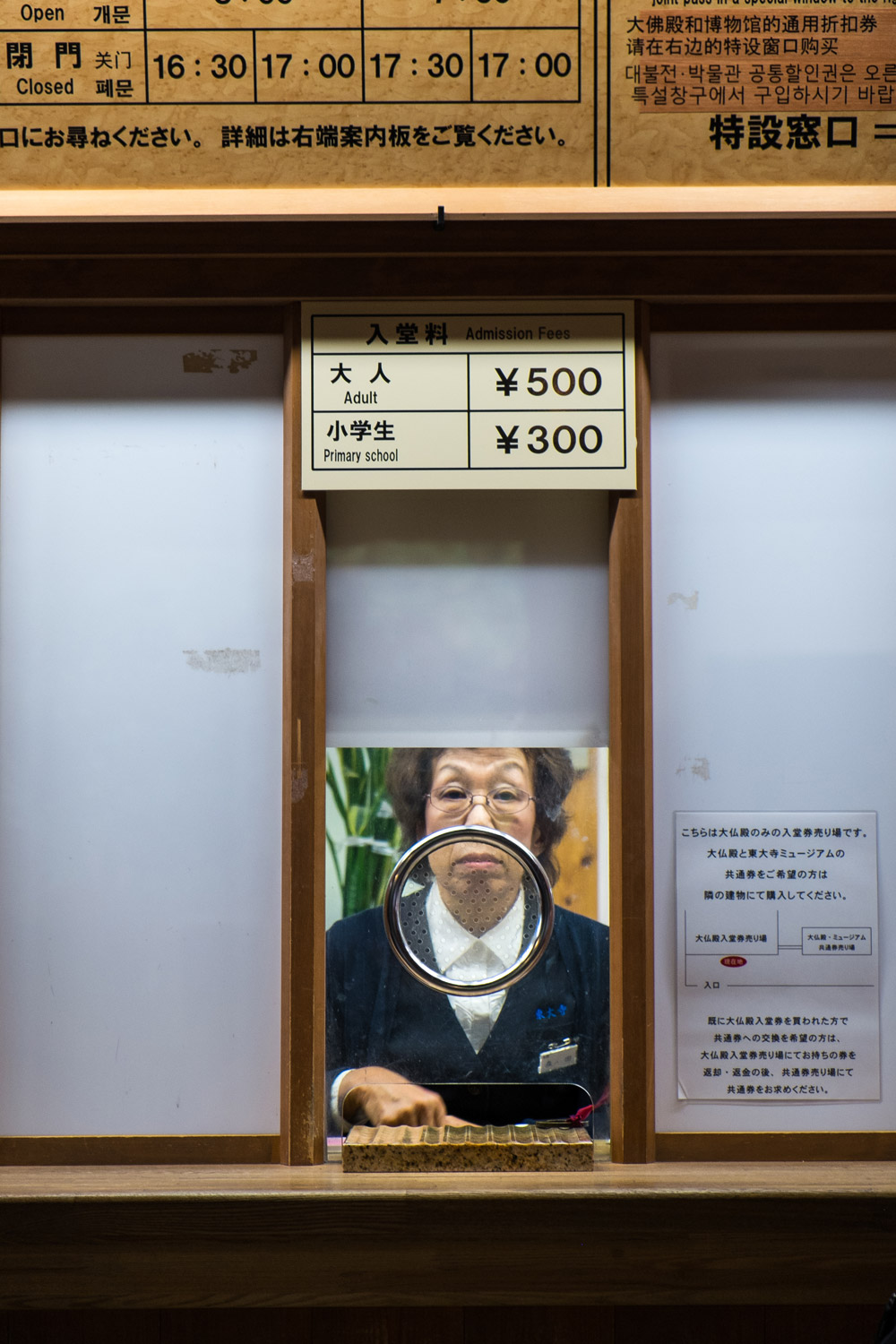 Portrait, à la billeterie du temple Todaiji de Nara, Japon © Clément Racineux / Tonton Photo