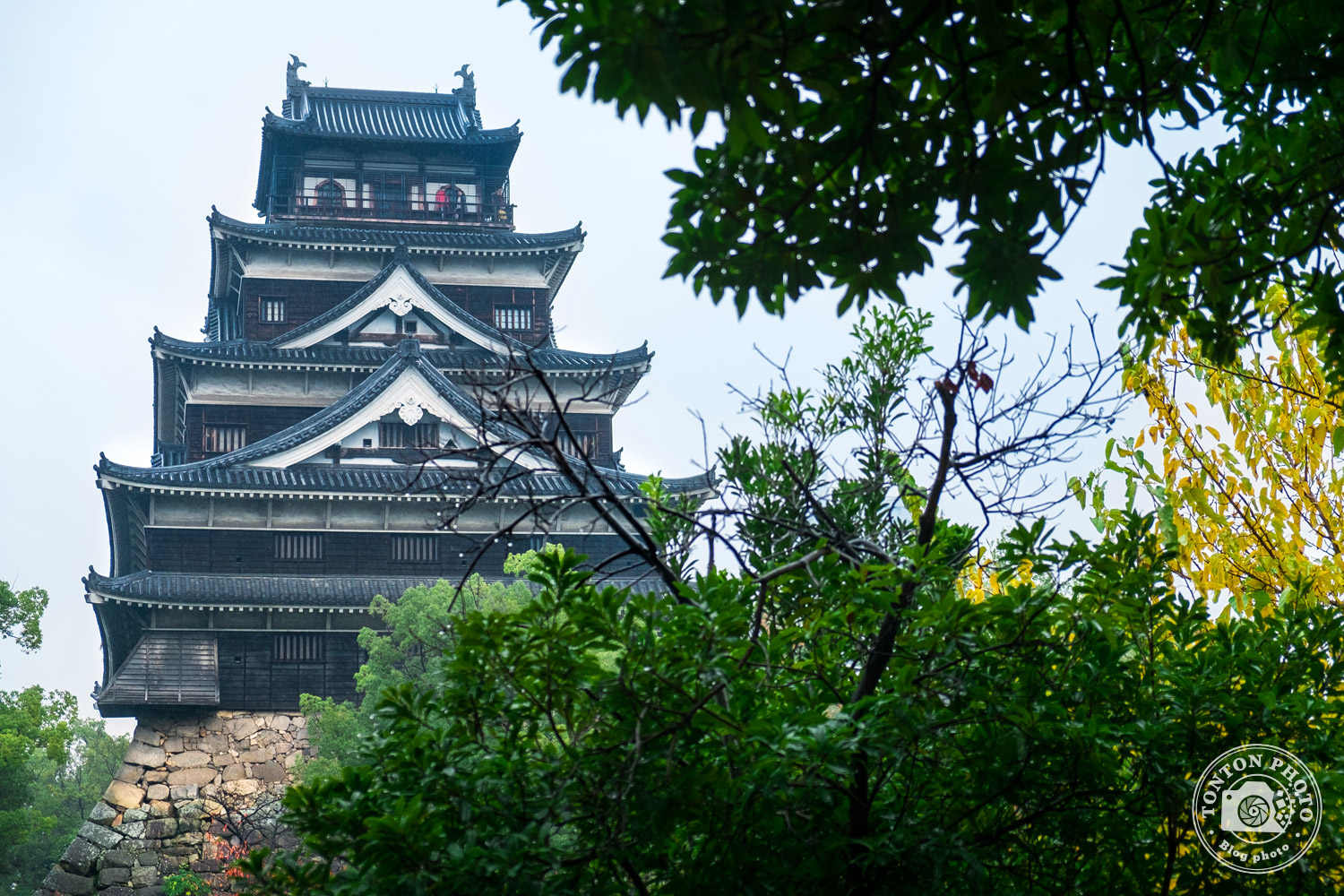 Château de la carpe, Hiroshima, Japon. Initalement construit en 1590, il fut entièrement rasé par la bombe atomique avant d'être reconstruit à l'identique en 1958. © Clément Racineux / Tonton Photo