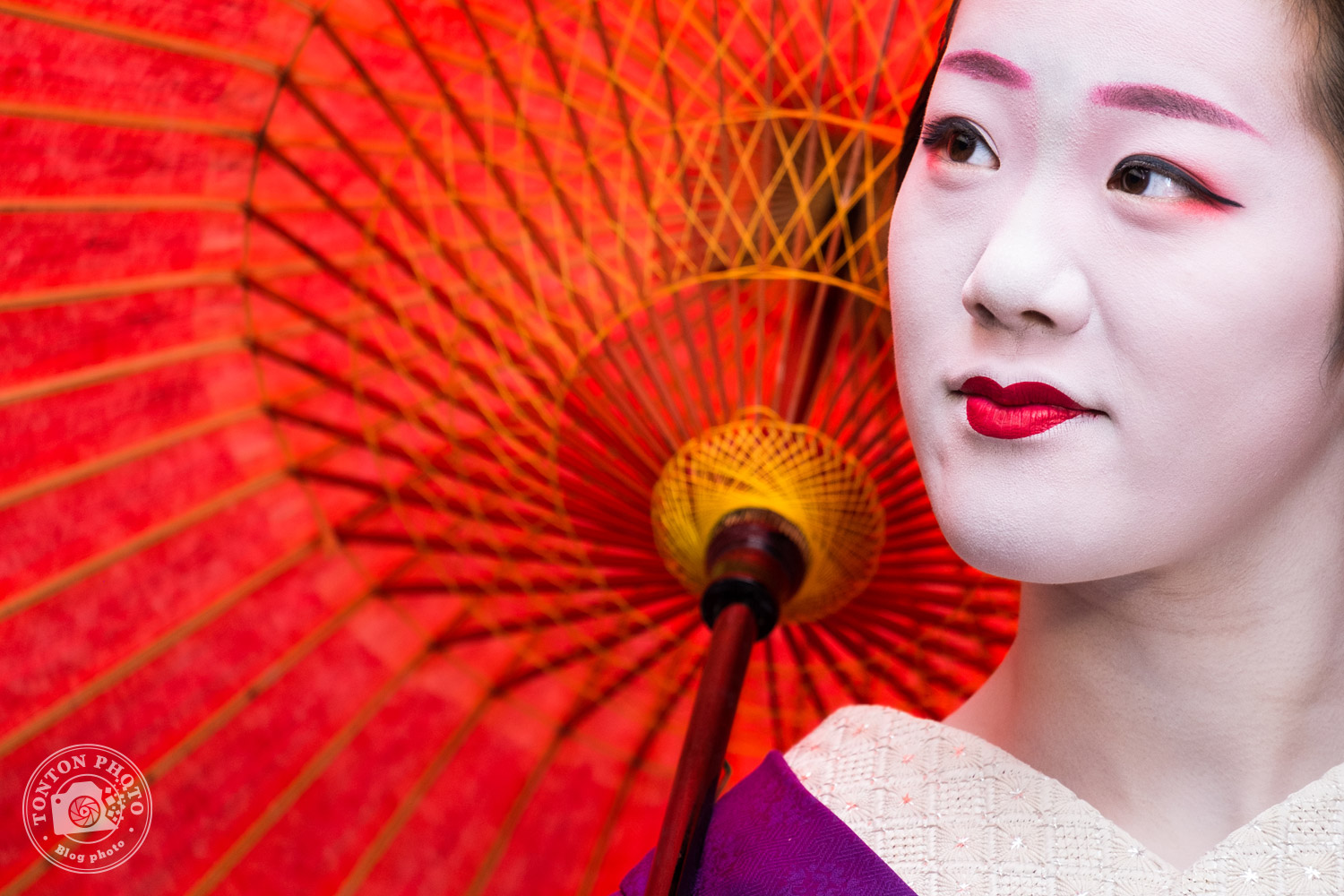 Geisha et son ombrelle. Quartier de Gion, Kyoto, Japon © Clément Racineux / Tonton Photo