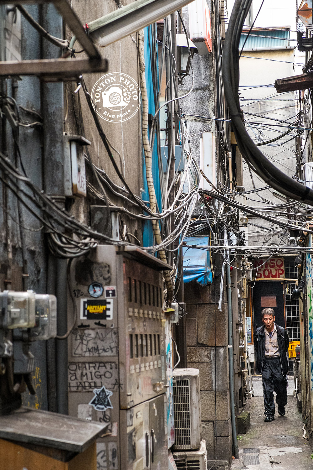 Dans les ruelles étroites et pittoresques du Golden Gai, quartier Kabukicho, au coeur de la mégalopole tokyoïte, Japon © Clément Racineux / Tonton Photo