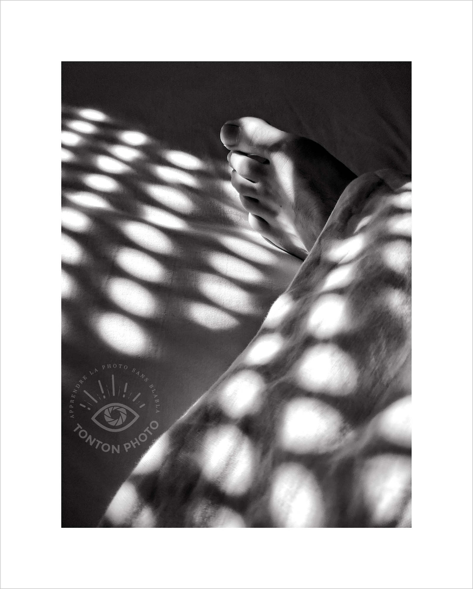 Au lever du jour, jeu d’ombre et de lumière sur les draps à travers les volets de la chambre. Photo prise au smartphone Xiaomi Mi Mix 3 © Tonton Photo