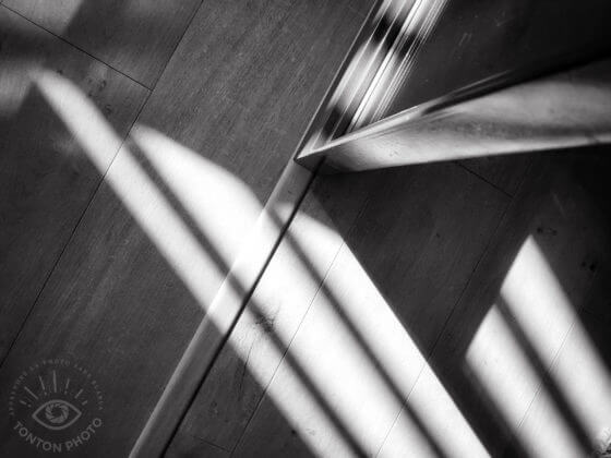 Jeu d'ombres et lumière sur parquet et porte vitrée. Photo prise au Smartphone Xiaomi Mi Mix 3 © Tonton Photo